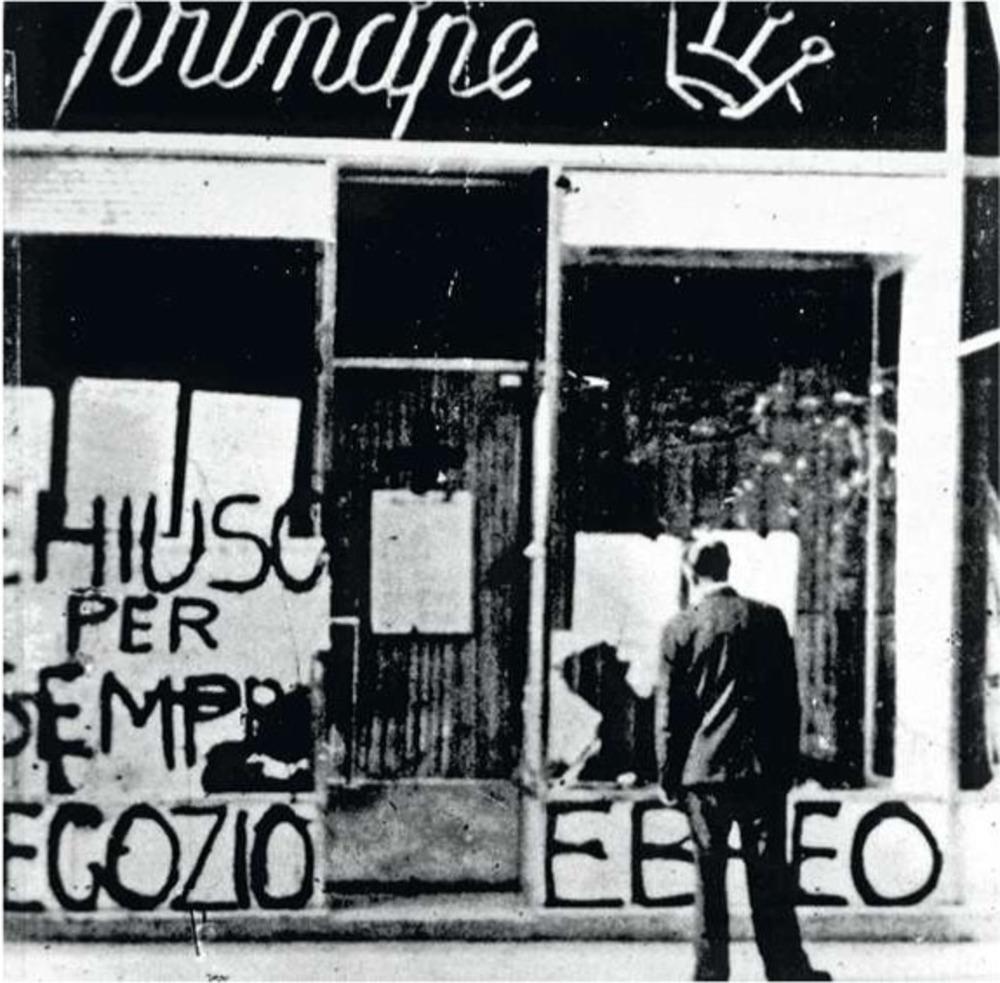 Een winkel in Rome die in de fascistische periode het slachtoffer is geworden van antisemitisme. Op de onderpui het opschrift 'Voorgoed gesloten. Joodse handelszaak'.