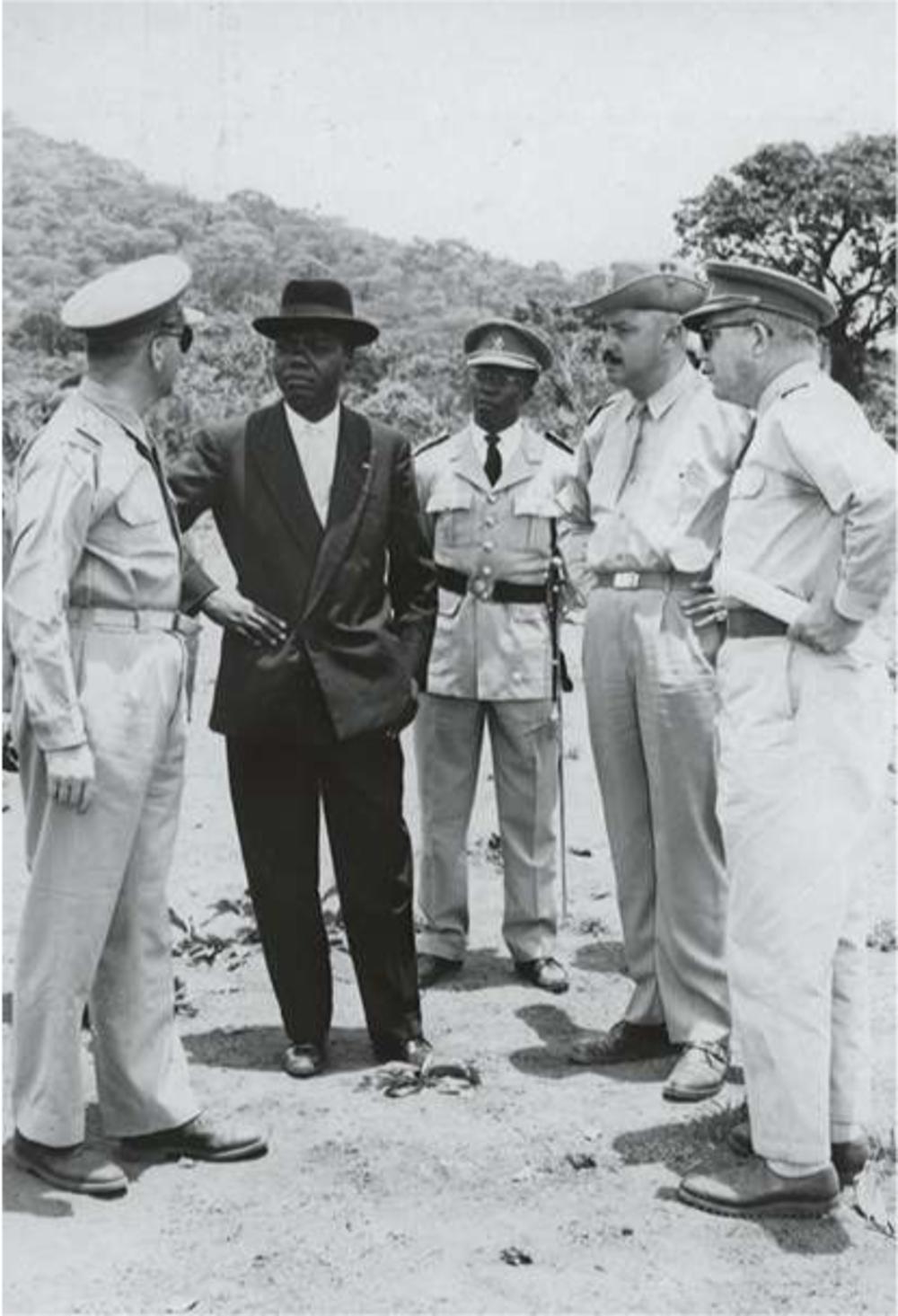 De man in het zwarte pak is Moïse Tshombe, leider van CONAKAT.