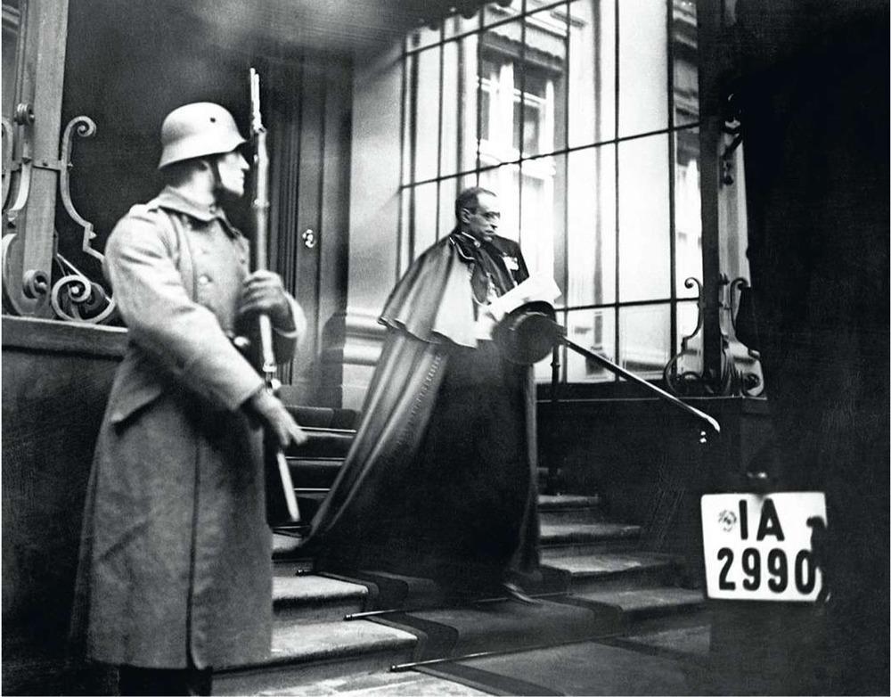 Nuntius Eugenio Pacelli, de latere Pius XII, verlaat in 1920 het presidentiële paleis in Berlijn.