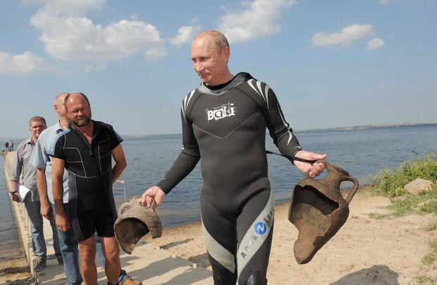 Poetin dook in 2011 twee antieke kruiken op. Het Kremlin gaf later toe dat de archeologiche vondst in scène was gezet.