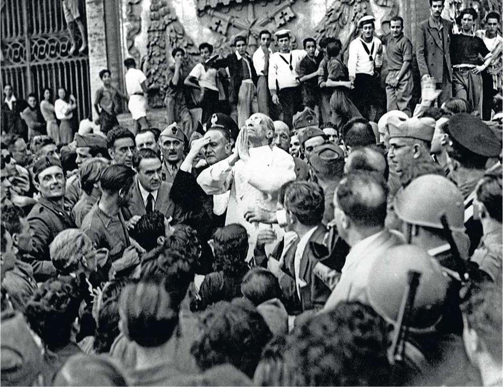 Juli 1943 in de wijk San Lorenzo in Rome: paus Pius XII zegent de menigte na een bombardement.