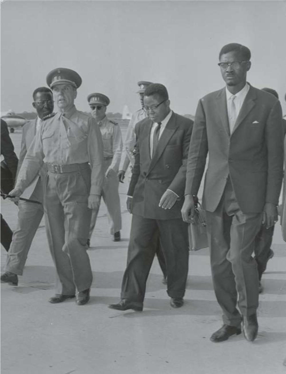 Generaal Cumont onthaalt Kasavubu en Lumumba op de luchthaven van Léopoldville na de interventie van Belgische militairen in de stad in juli 1960.