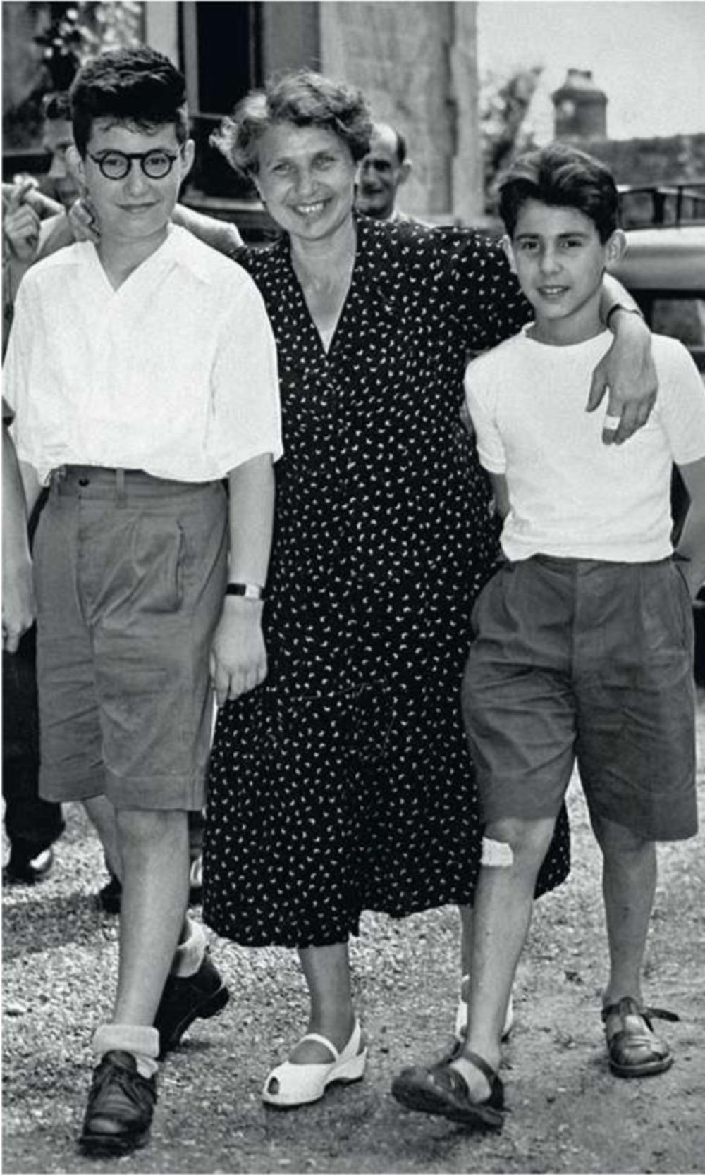 Juli 1953. Robert en Gérald Finaly zien hun tante weer die uit Palestina is overgekomen.