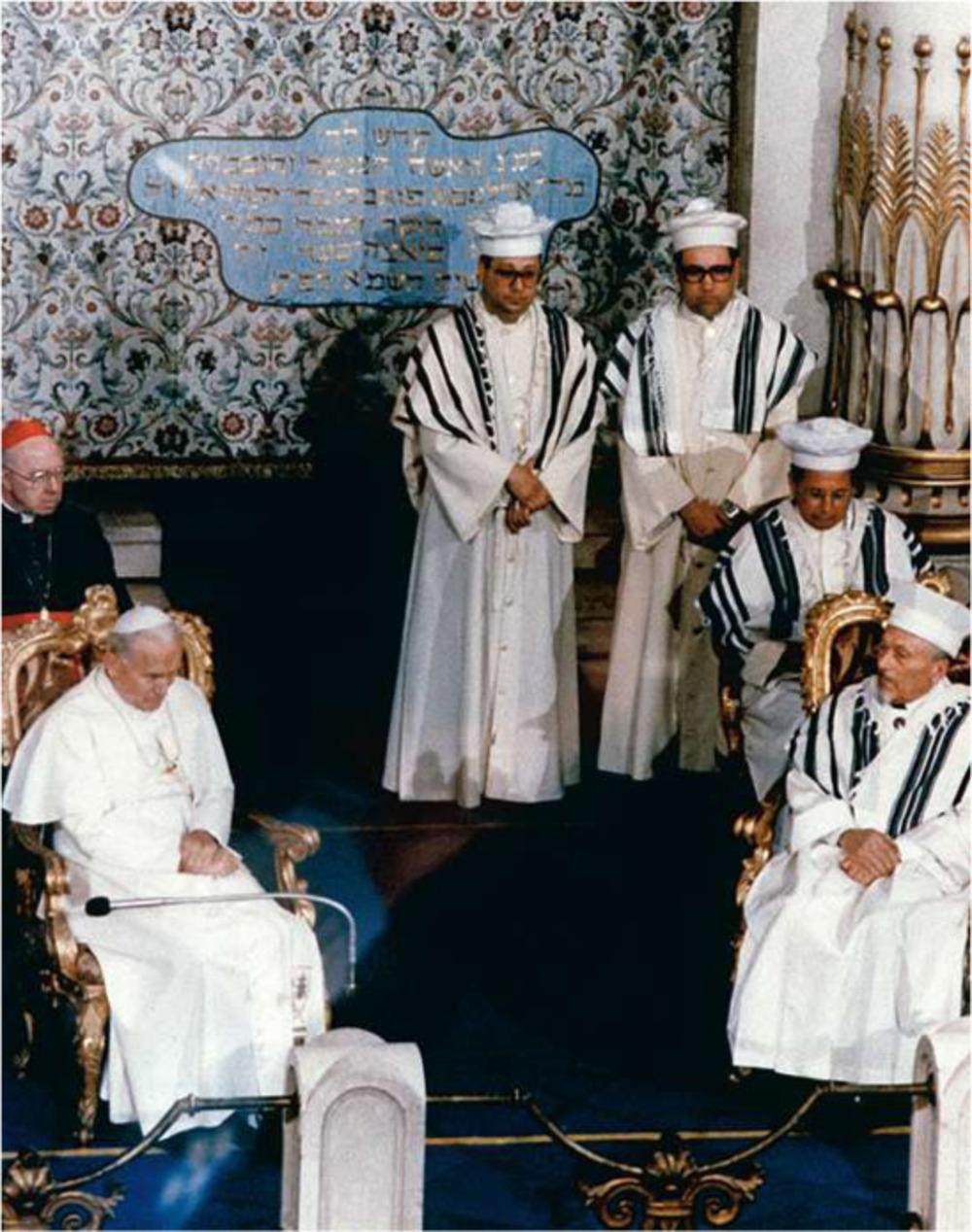 13 april 1986 in de Grote Synagoge in Rome: paus Johannes Paulus II ontmoet de joodse religieuze gezags-dragers van Italië.