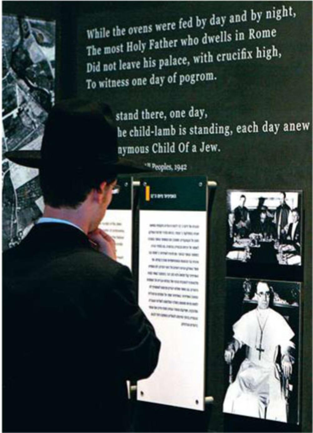 Yad Vashem, het gedenkteken voor de Shoah, met een foto van Pius XII en een bijschrift waarin hem wordt verweten dat hij er tijdens de Shoah het zwijgen toe deed.