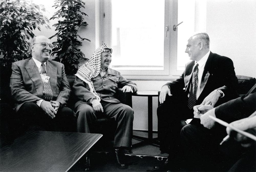 Netanyahu met Yasser Arafat: overtuigd dat de Palestijnen een van nature antisemitisch en gewelddadig volk zijn.