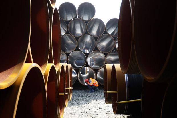 Een arbeider inspecteert onderdelen die gebruikt zullen worden bij de bouw van de Nord Stream-pijplijn