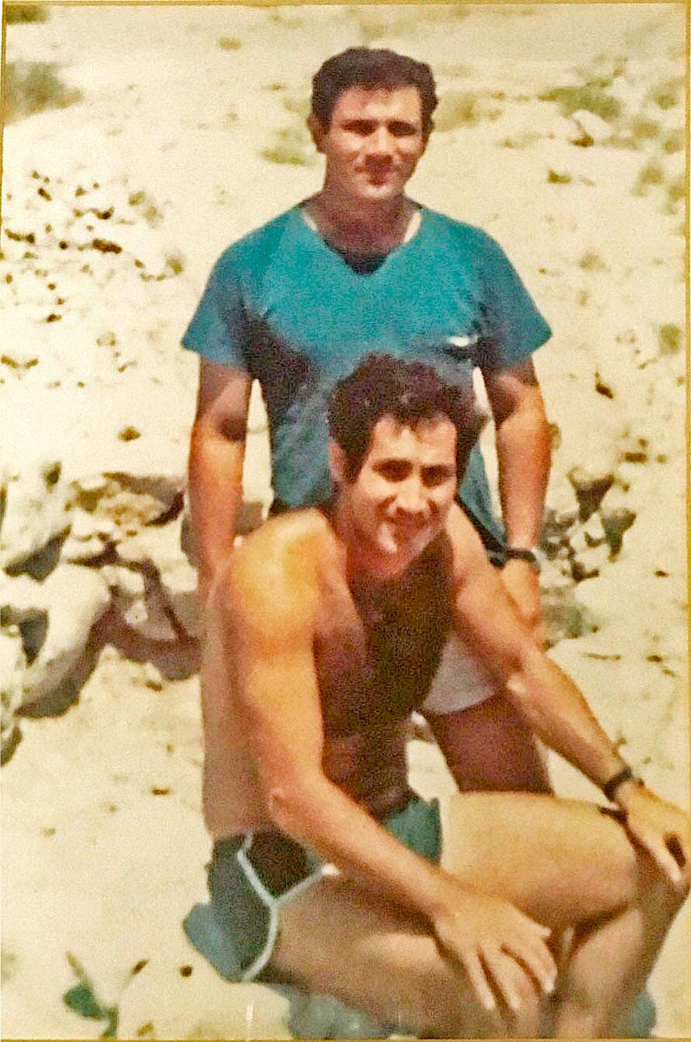 Met zijn oudere broer Yoni, die in 1976 het leven laat tijdens een bevrijdingsactie van Israëlische gijzelaars op de luchthaven van Entebbe (Uganda).