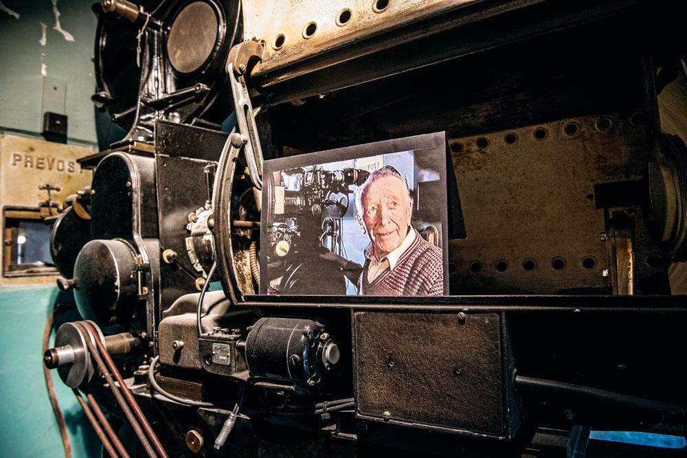 Tuur Vercammen (1925-2004) en zijn oude projector. 'Soms knipte hij zelf in films.'