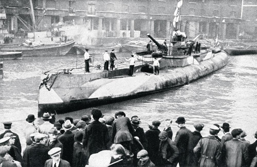Harde vredesvoorwaarden: De Duitsers moesten meer oorlogsmaterieel afgeven dan ze hadden (foto: een Duitse duikboot in Londen).