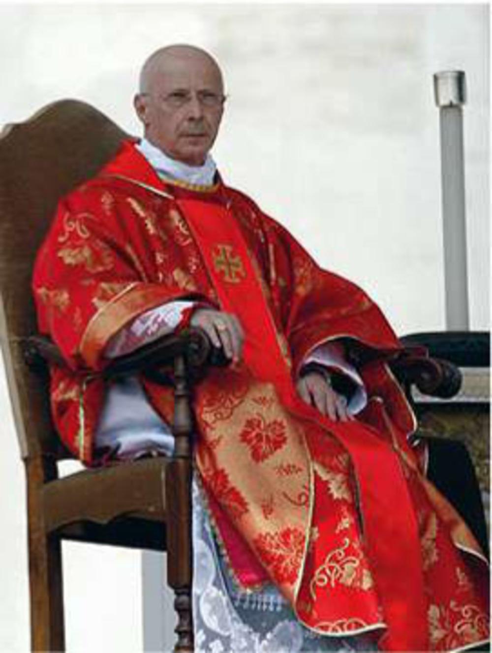 Kardinaal Sodano noemde de beschuldigingen van seksueel misbruik door priesters 'roddels'.