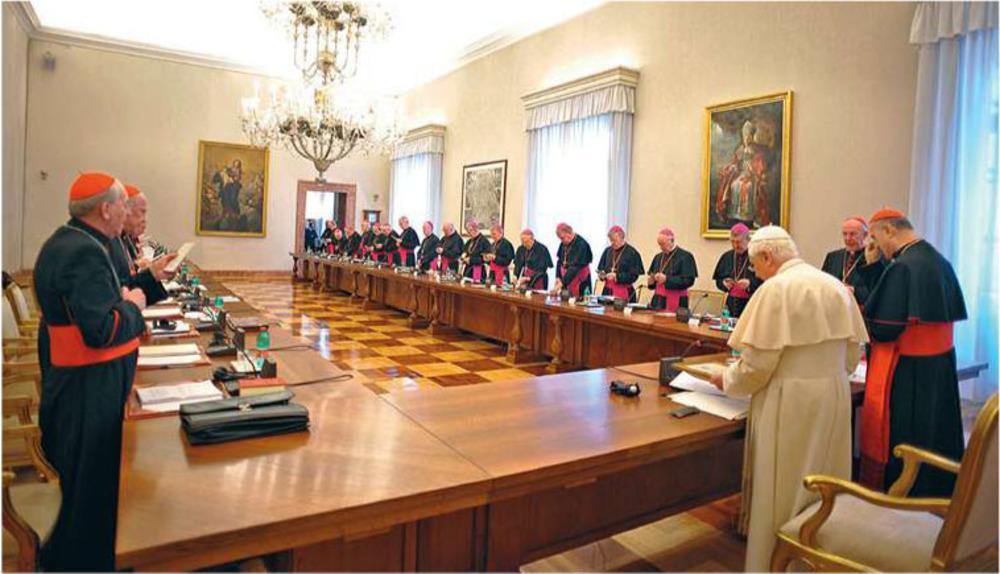 Vaticaan, 15 februari 2010. Benedictus XVI ontmoet de Ierse bisschoppen na onthullingen over pedofiele daden door religieuzen in hun land.