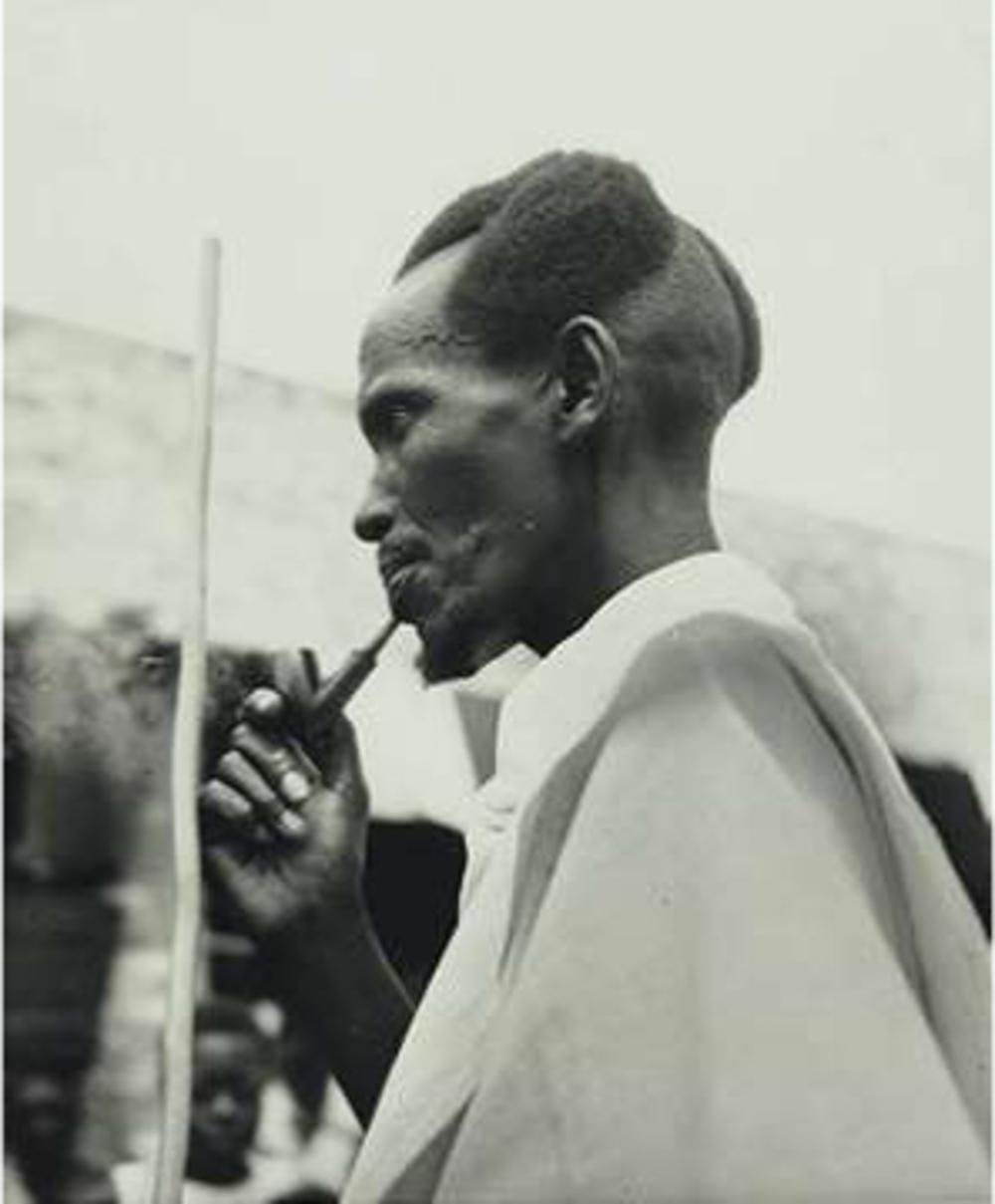 Het koloniale bijschrift bij deze foto is tekenend voor het raciale denken van de Belgische kolonisator: 'Man van het Tutsi-ras [sic ...] dankzij hun prestigieuze voorkomen en hun politieke instelling kunnen de Tutsi zonder moeite heersen over de massa Hutulandbouwers.'
