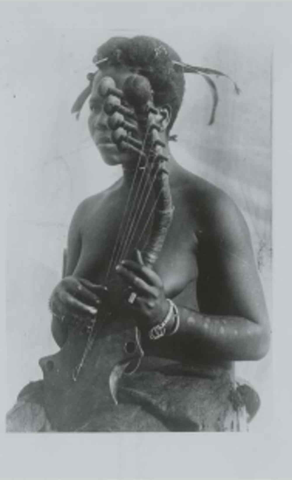 Hutereau kwam met een groot aantal muziekinstrumenten terug naar Tervuren. Hier speelt een vrouw uit de Vungura-cultuur op een kundi, een snaarinstrument.