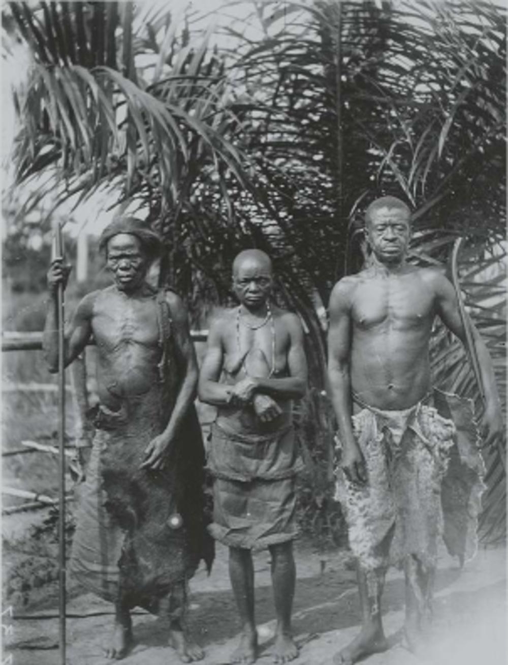 Congolezen uit Kasongo in klederdracht met wapens.