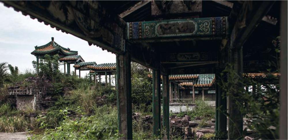 Het paleis van Mobutu in Nsele is vervallen, maar de Chinese elementen zijn nog altijd herkenbaar.