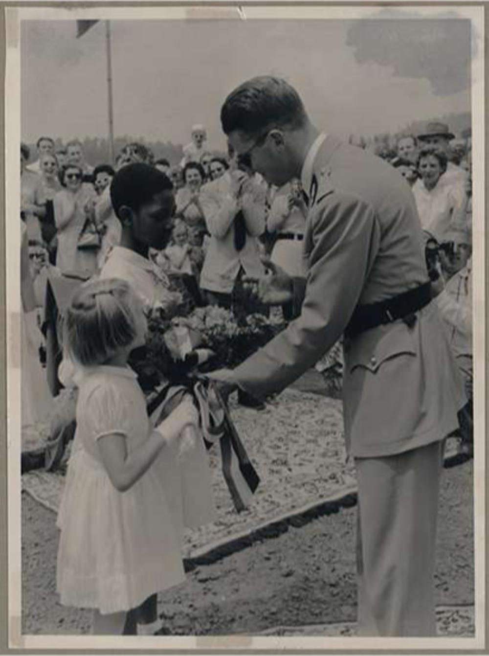 Koning Boudewijn krijgt bloemen tijdens zijn rondreis in 1955.
