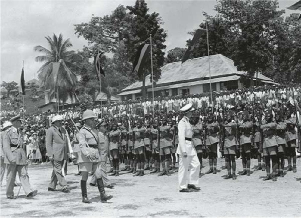 Koning Boudewijn bezoekt een militaire basis in Matadi.