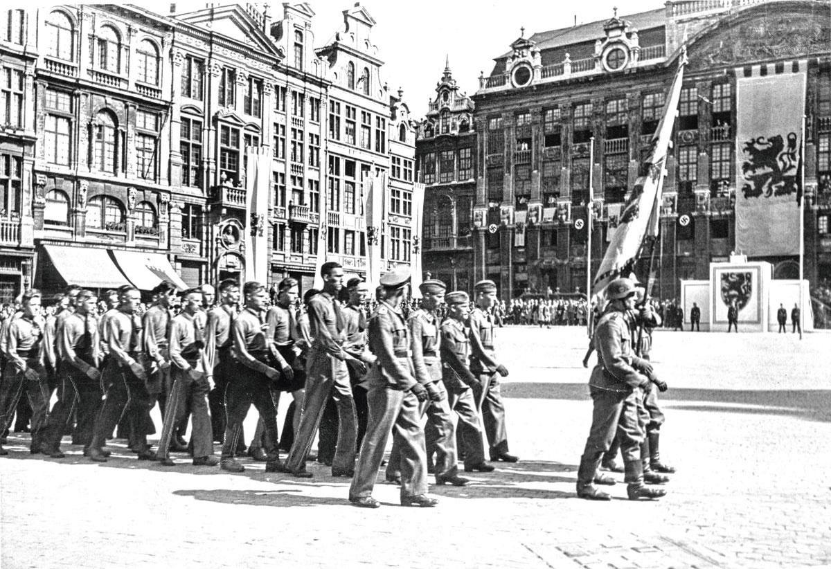 Het Vlaams Legioen op de Brusselse Grote Markt tijdens WOII 'Oud-collaborateurs hebben de oorzaak van de repressie nooit bij zichzelf gezocht. Zij legden die bij België. Vandaar hun voorstelling van België als de verdrukker van Vlaanderen.'