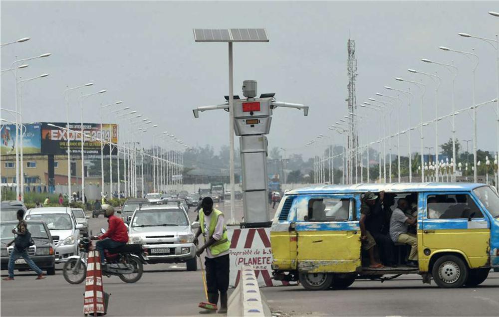 Een kopie van de robots die in Kinshasa het verkeer regelen, wijst voortaan ook de weg aan bezoekers van het AfricaMuseum.