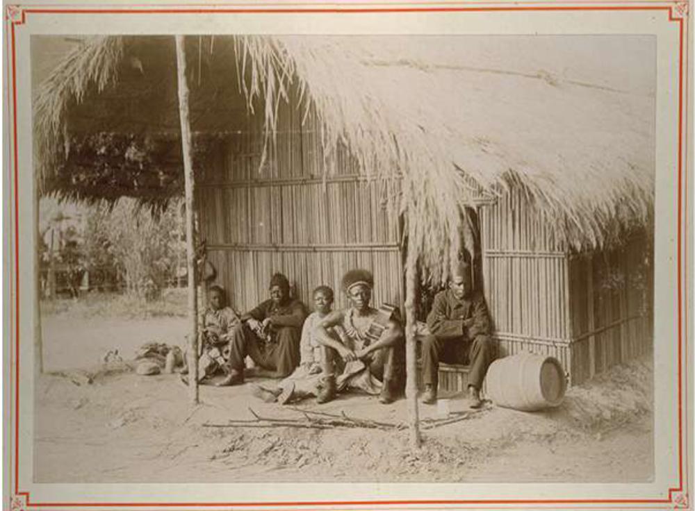 Wereldtentoonstelling Tervuren, 1897. Uit het album van Alphonse Gautier, 'Villages congolais - Exposition Tervueren'.