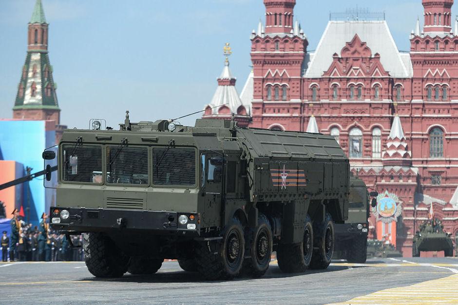 Iskander-raketlanceringsvoertuigen tijdens een militaire parade in Rusland