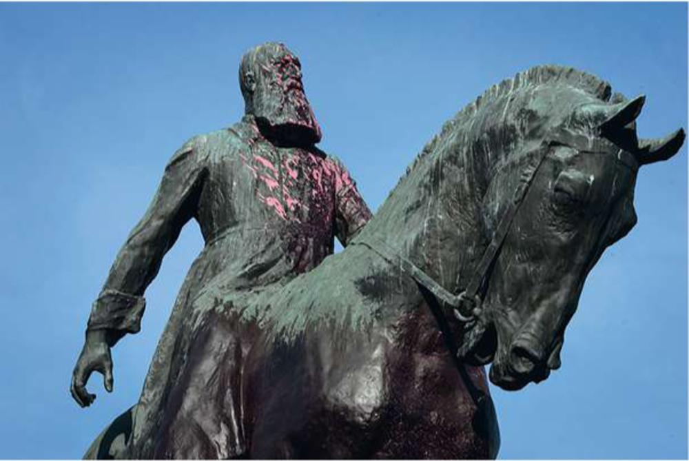 Het standbeeld van koning Leopold II werd uit protest tegen dergelijke koloniale symbolen beklad, 2018.