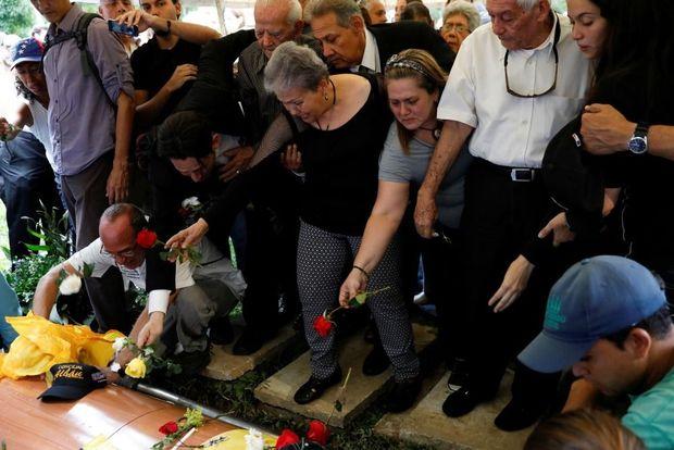 Naasten van Fernando Alban begraven de Venezolaanse oppositiepoliticus nadat hij omkwam in politiehechtenis, Caracas, 1O oktober 2018 