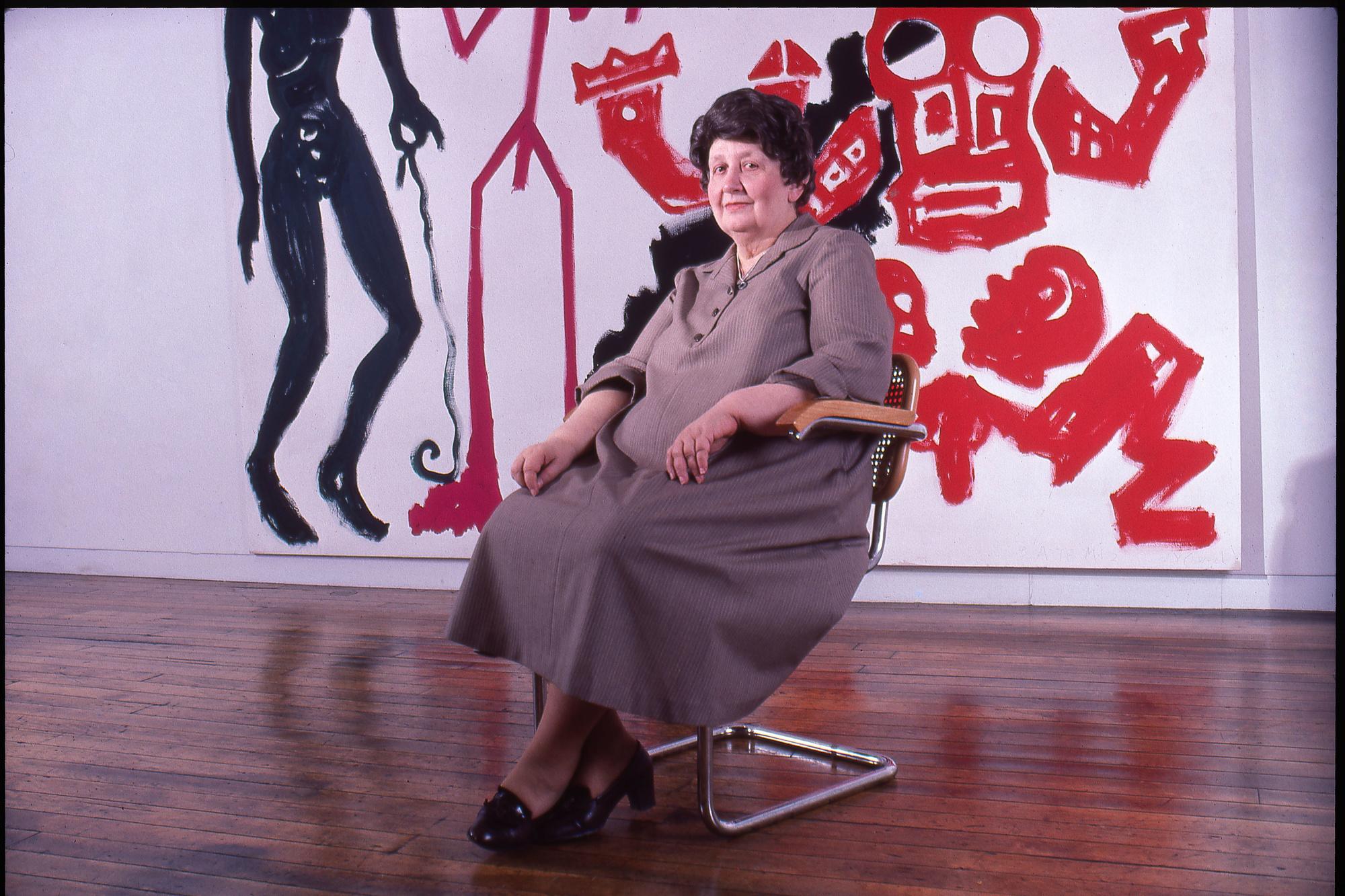De Roemeens-Amerikaanse kunsthandelaarster Ileana Sonnabend in haar galerij in Soho in 1982.