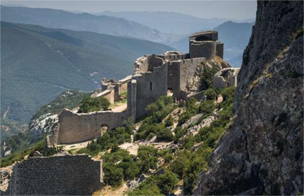 Chateau de Peyrepertuse in Duillac-sous-Peyrepertuse was een van de grootste katharenkastelen in Aude, Languedoc-Roussillon. Vandaag de dag een belangrijke toeristentrekker, al vergt de beklimming een topfitte vakantieganger.
