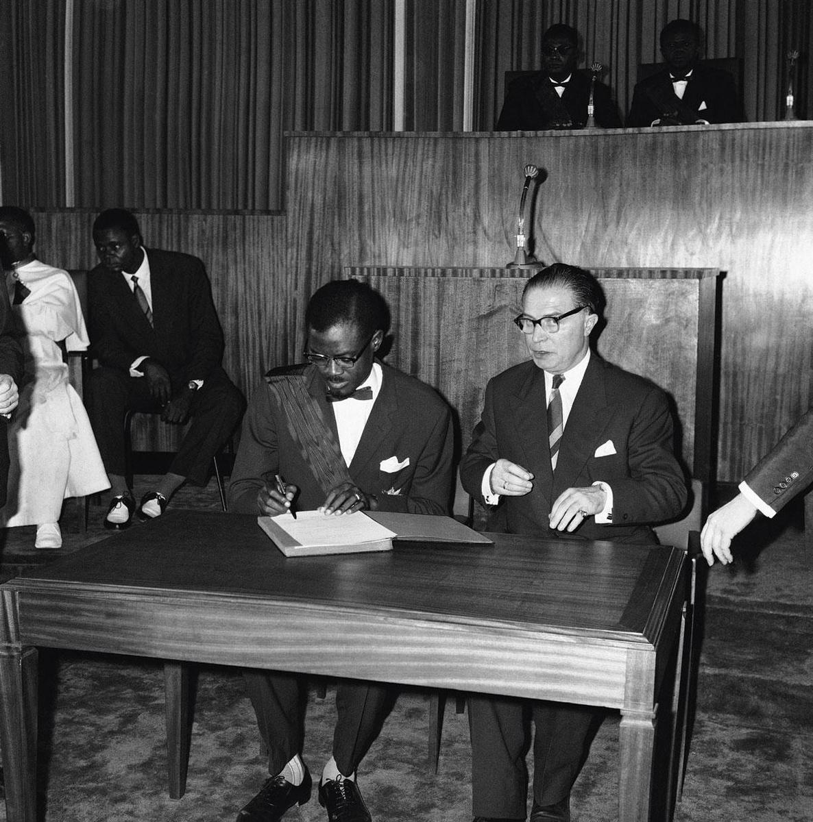 30 JUNI 1960: Patrice Lumumba ondertekent de onafhankelijkheidsverlening (naast hem: premier Gaston Eyskens) 'Als icoon staat hij op dezelfde hoogte als Che Guevara.'