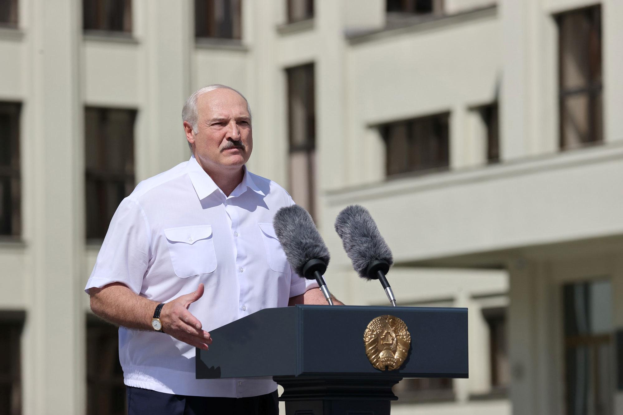 Aleksandr Loekasjenko spreekt zijn aanhangers toe op 16 augustus 2020.