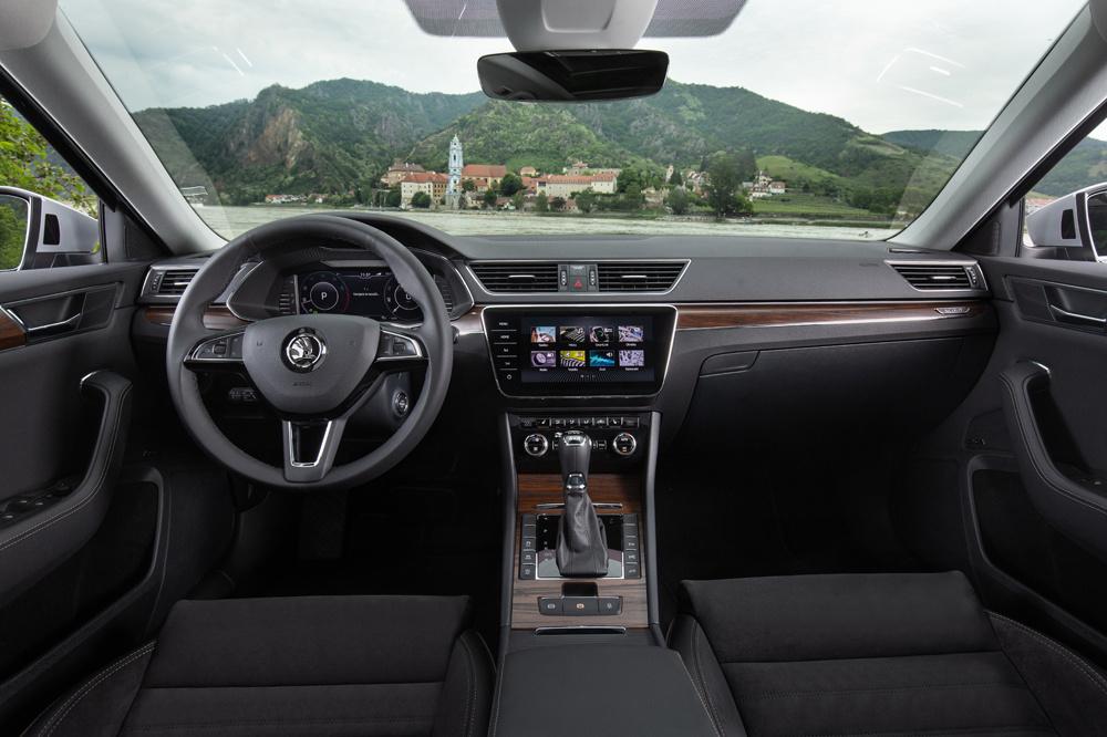 De nieuwe Skoda Superb wordt een niet te onderschatten concurrent voor vergelijkbare modellen van de zogenaamde premiummerken met bekend in de oren klinkende namen zoals Audi, BMW en Mercedes.