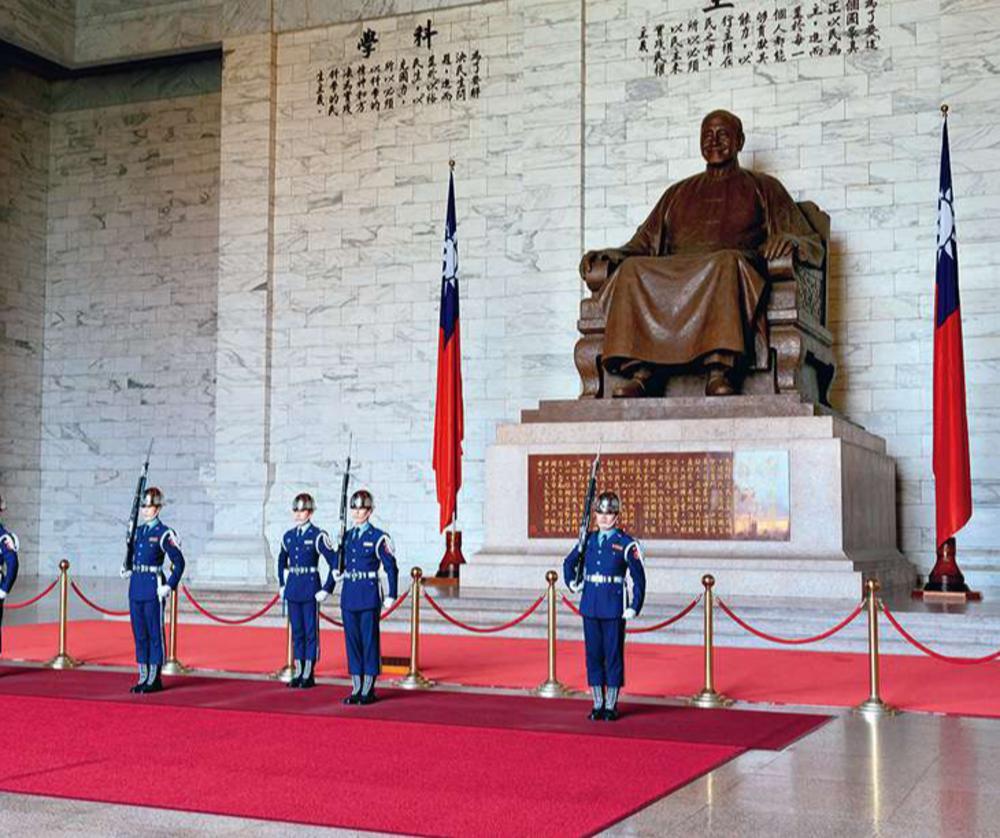 De erewacht in de gedenkhal voor de voormalige dictator Chiang Kai-shek in Taipei.