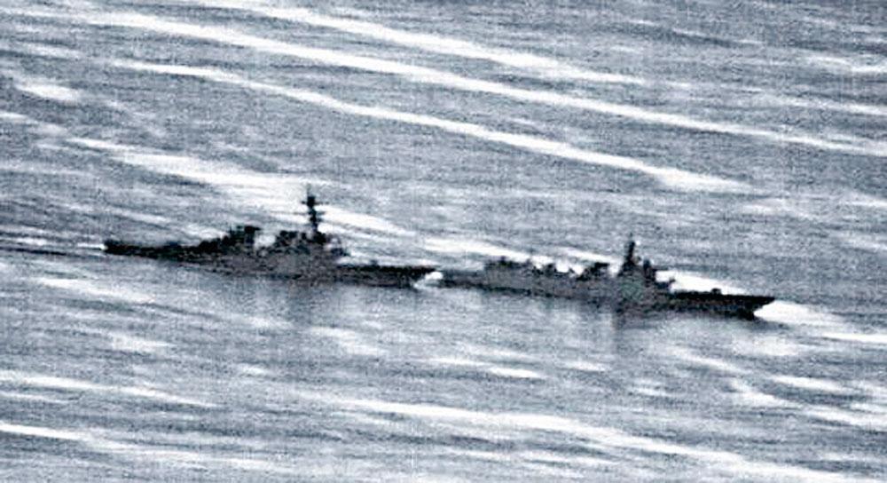 Een Chinees en een Amerikaans oorlogsschip missen elkaar op een haar na.