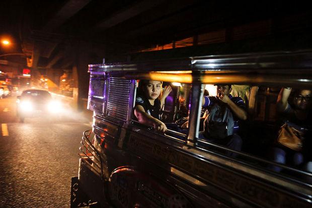 Passagiers in een jeepney in Manila, Filipijnen, 21 oktober 2016.