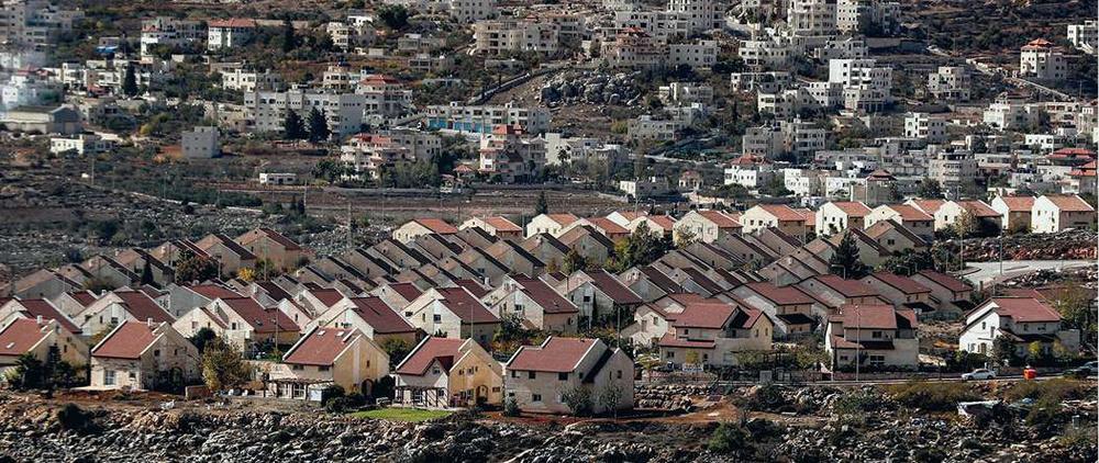 Op de achtergrond is het Palestijnse dorp Baytin te zien, op de voorgrond de Joodse nederzetting van Ofra in de door Israël bezette Westelijke Jordaanoever. 