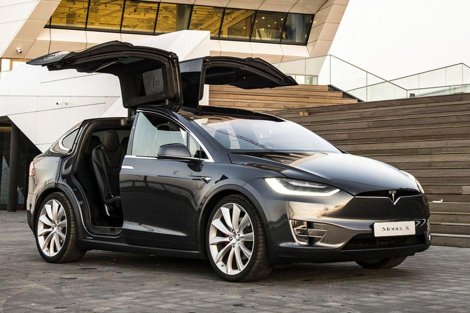 Tesla Model X. Nog voor een Tesla 1 meter heeft gereden, heeft die een CO2-emissie veroorzaakt die overeenstemt met die van een compacte benzinewagen na 200.000 kilometer