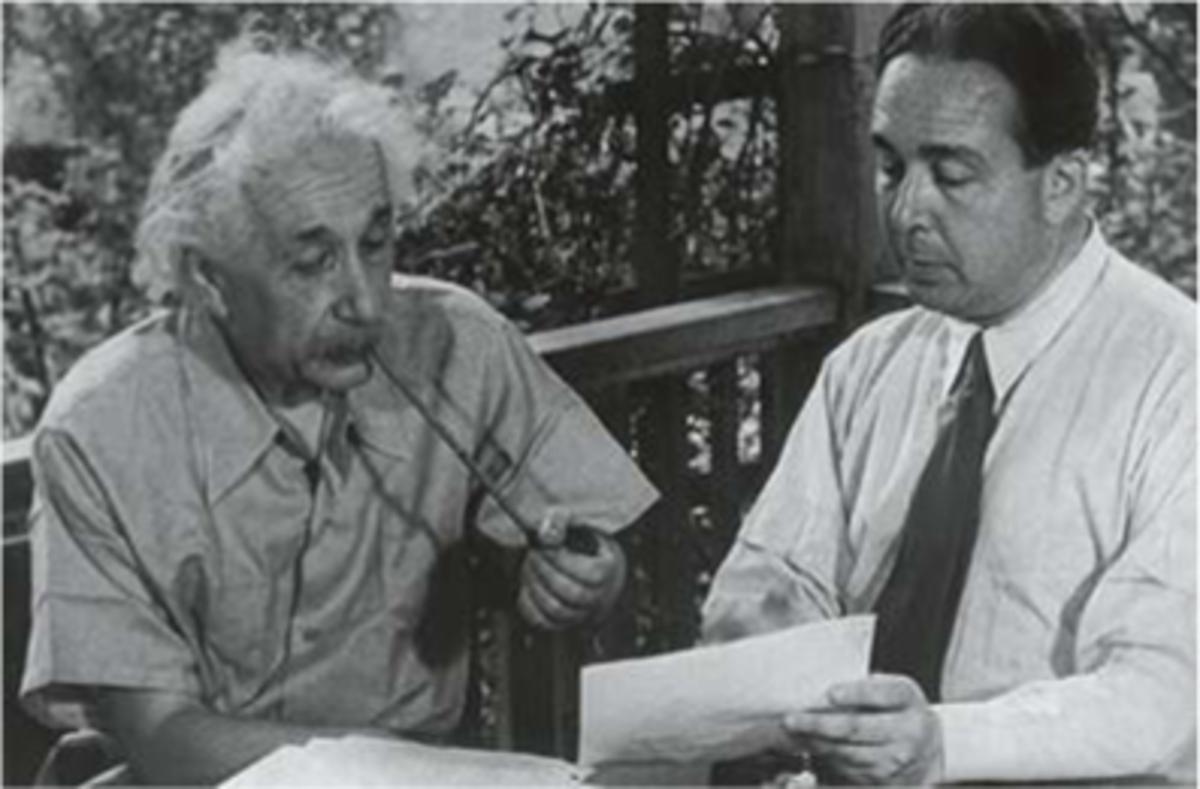Links: Albert Einstein en Leo Szilard schrijven samen een brief aan president Roosevelt om hem te waarschuwen dat de Duitsers werken aan een atoombom.
