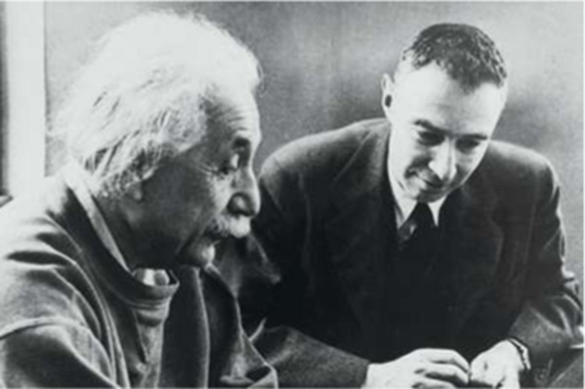 Rechts: Alfred Einstein en Robert Oppenheimer.