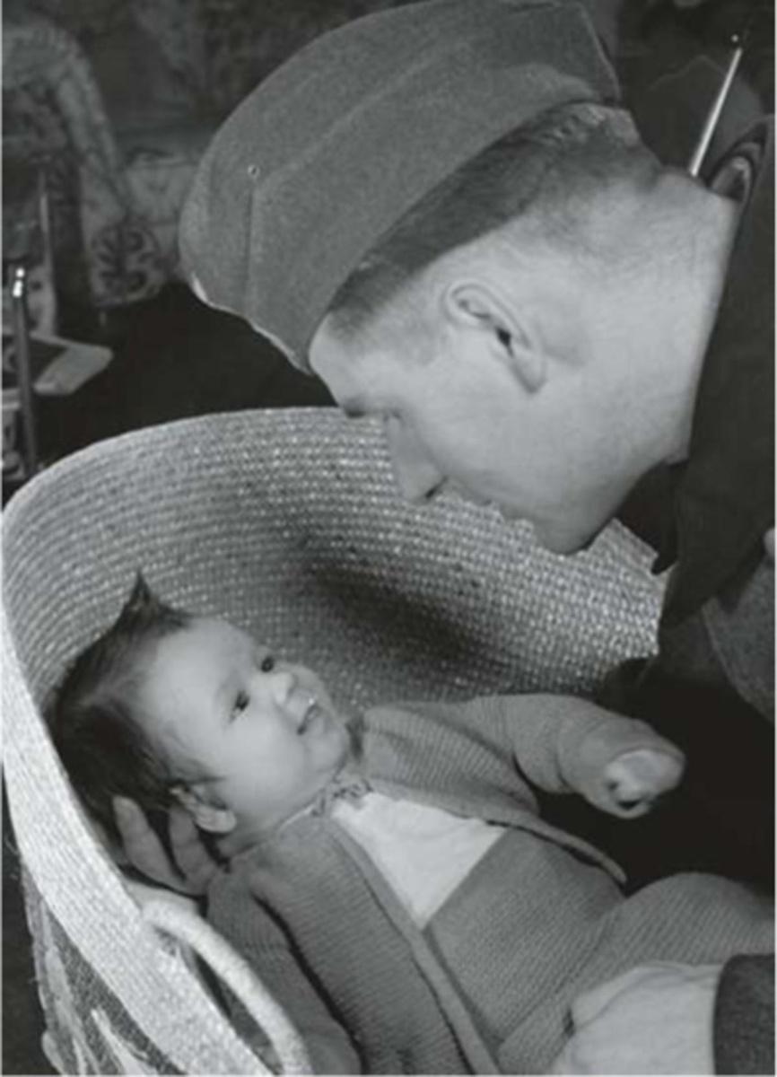 1943: een Duitse soldaat en jonge vader kijkt naar zijn baby voor hij ten oorlog trekt.