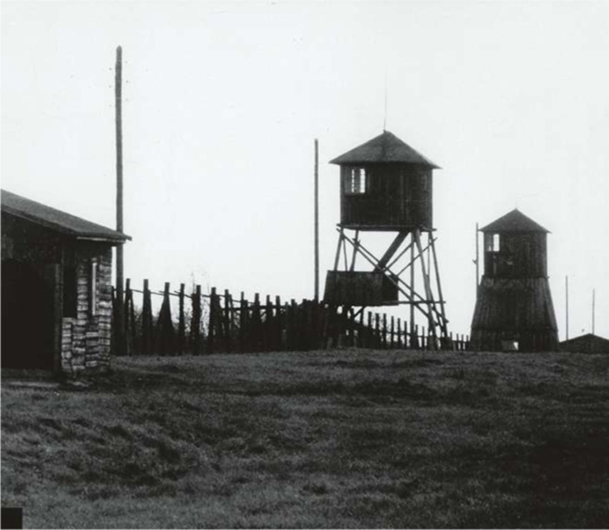 Rij wachttorens in concentratiekamp Majdanek.