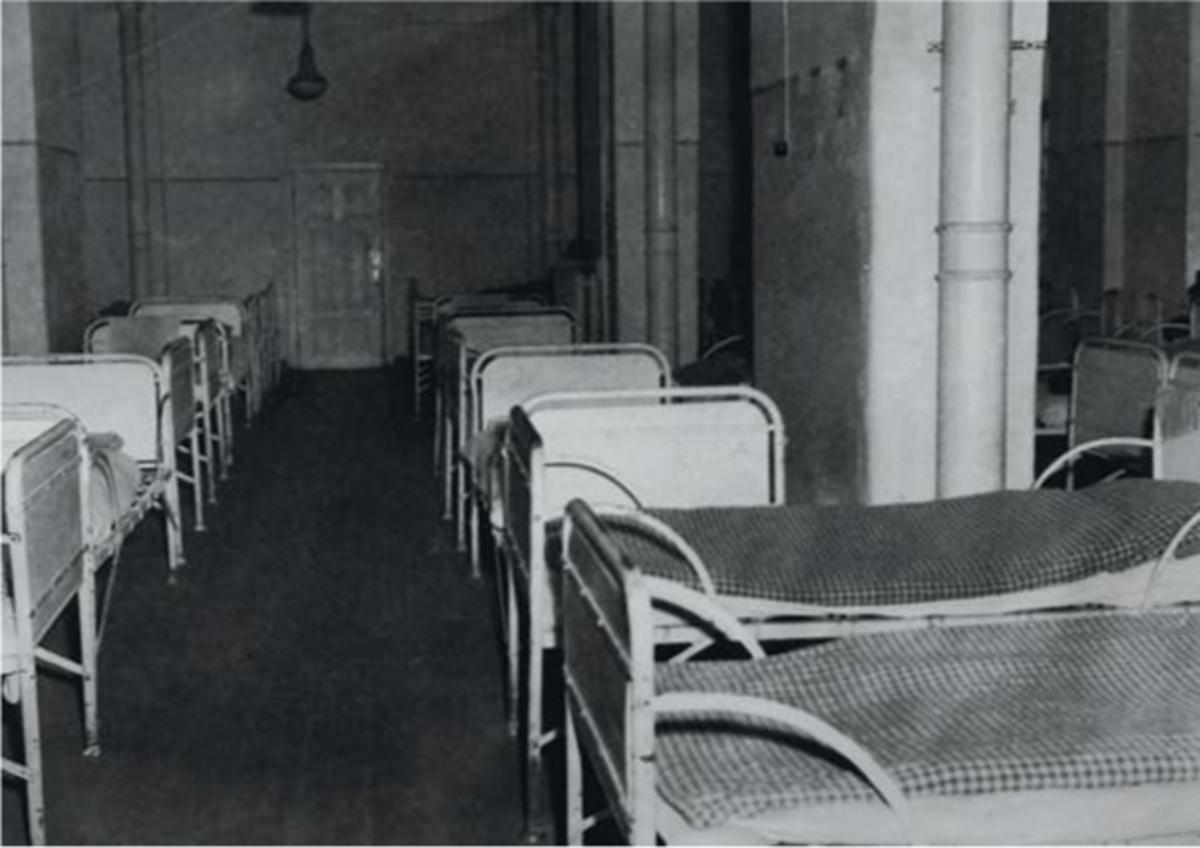 Een zaal vol lege bedden in de psychiatrische kliniek van Hadamar, waar patiënten dodelijke injecties kregen in het kader van het euthanasieprogramma Aktion T4, om het Duitse ras te 'zuiveren' van gehandicapten en mentaal zieken.