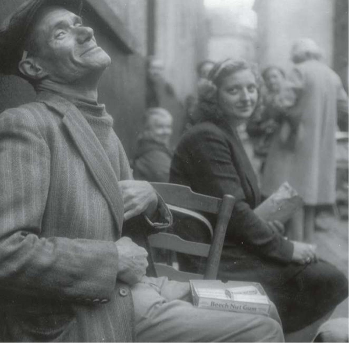 Brussel, 3 juli 1945: de zwarte markt tiert welig. In de Radijzenstraat in Brussel verhandelt deze man kauwgom, in zijn jas zit nog meer koopwaar verstopt.