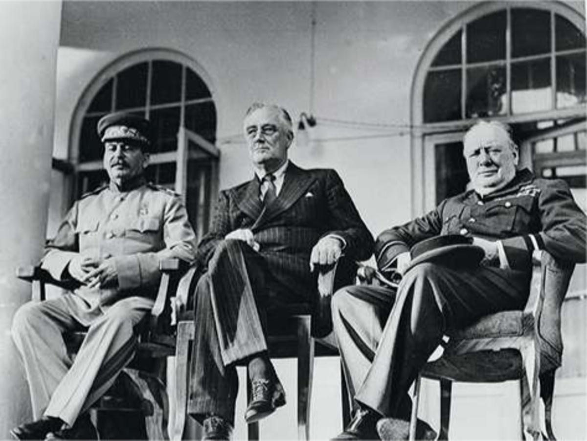 vlnr. Jozef Stalin, Franklin D. Roosevelt en Winston Churchill op de Conferentie van Teheran in december 1943.