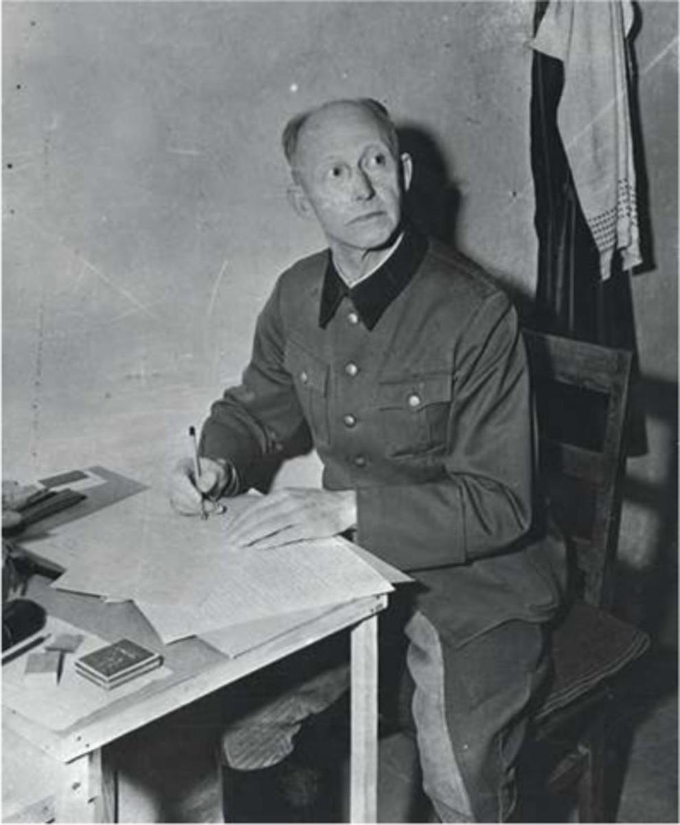 1945: generaal Alfred Fodl, chef Operaties bij het opperbevel van de Duitse strijdkrachten, schrijft zijn nota's neer voor de processen in Neurenberg.