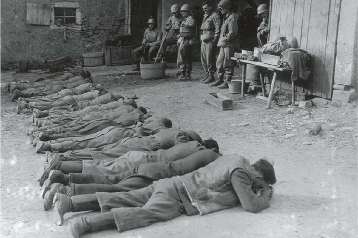 1945, het einde van de Tweede Wereldoorlog: Duitse sluipschutters zijn gevangengenomen door het Amerikaanse 3e Leger bij de Donau.