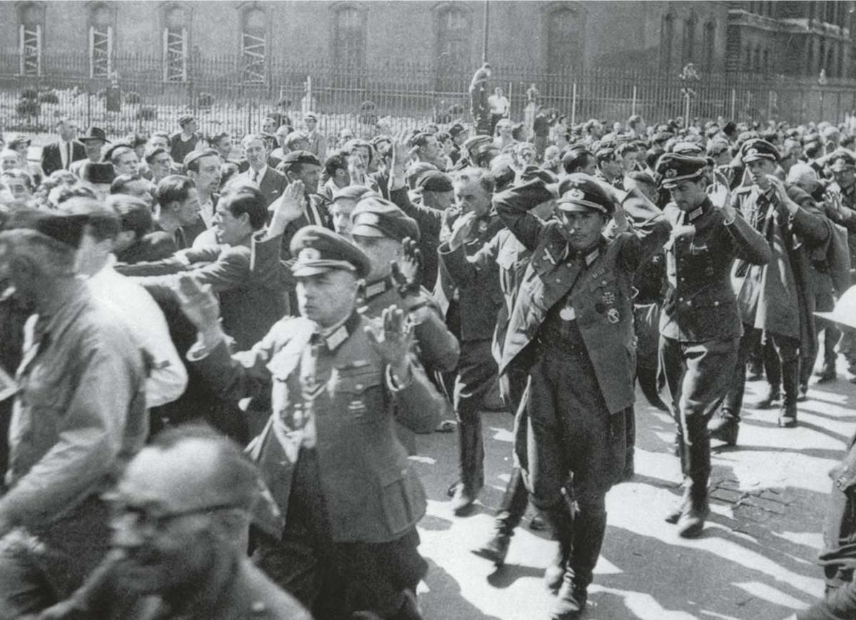 Parijs, augustus 1944: Duitse officieren geven zich over in de Rue de Rivoli.