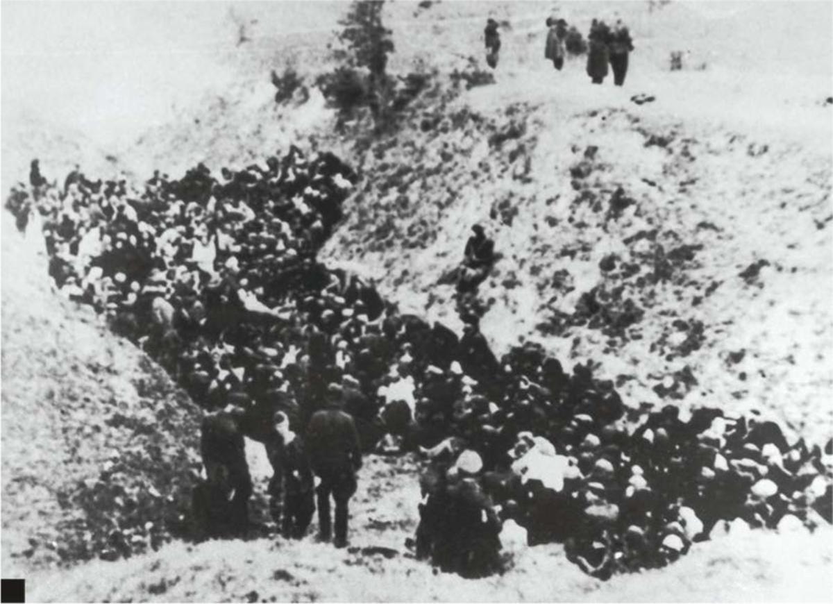 Be??ec of Sobibor: Poolse Joden worden voor hun executie in hun massagraf bewaakt door Duitse soldaten.