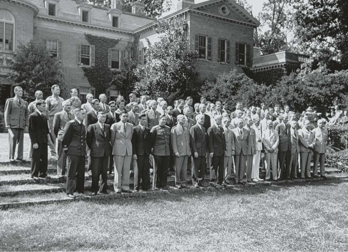 De Chinese delegatie samen met andere gedelegeerden op de Conferentie in Dumbarton Oaks, Georgetown.